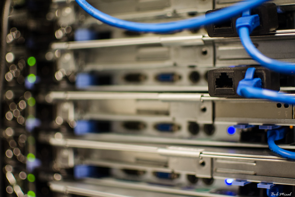 Sala de servidores y equipos de red similares a los firewalls Fortinet afectados