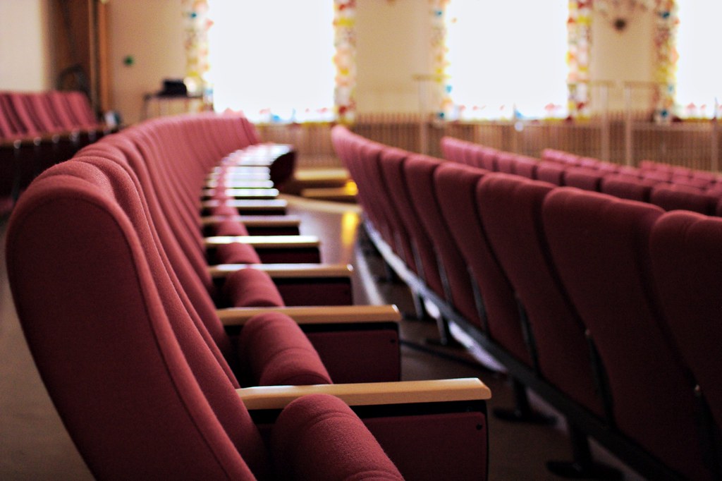 Butacas de una sala de cine vacía listas para una función