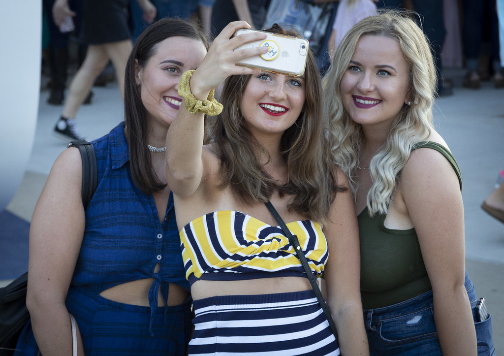 Taylor Swift cantando en concierto durante una de sus giras