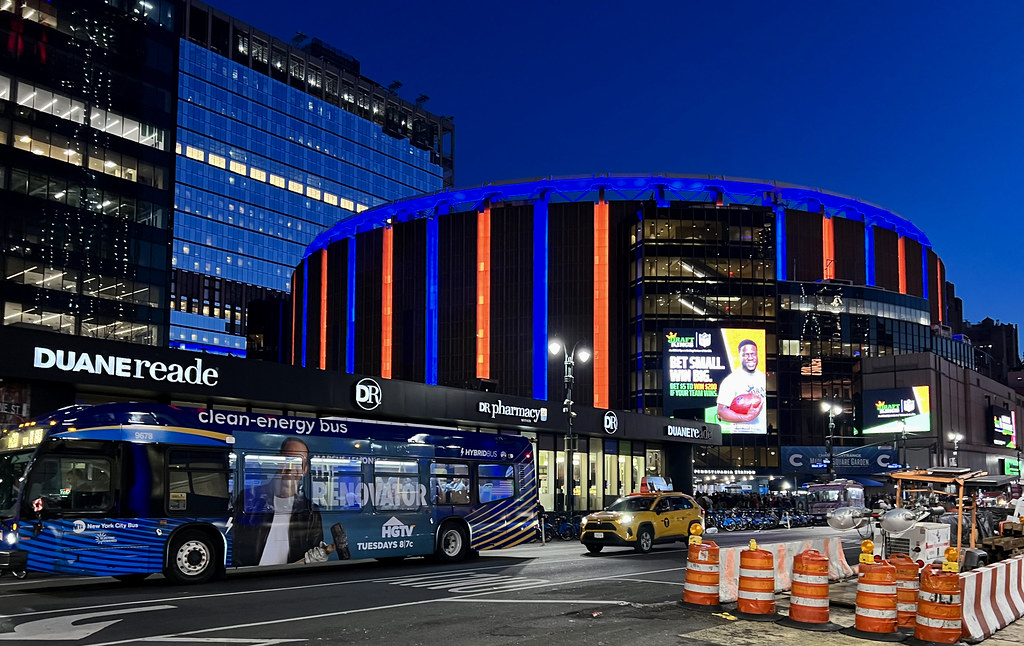 Exterior iluminado del Madison Square Garden en una noche de evento en Nueva York
