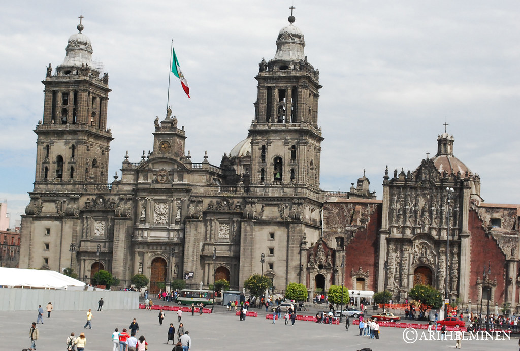 Vista del Zócalo de la Ciudad de México con la bandera nacional