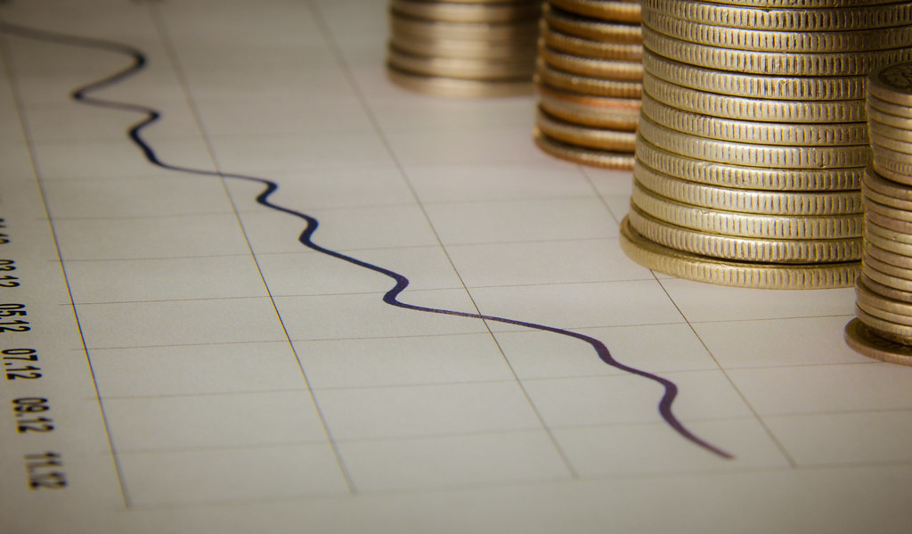 Gráfica de barras formada con pilas de monedas que representa el rendimiento de los Cetes