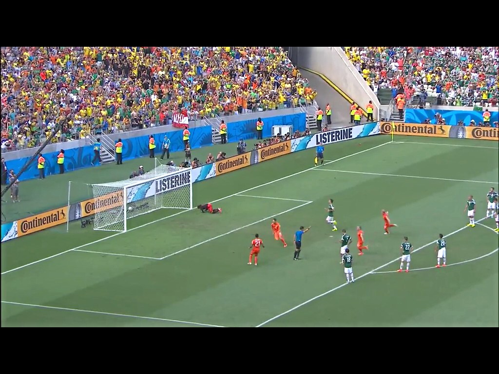 Accion de un partido de la Copa del Mundo con jugadores disputando el balon