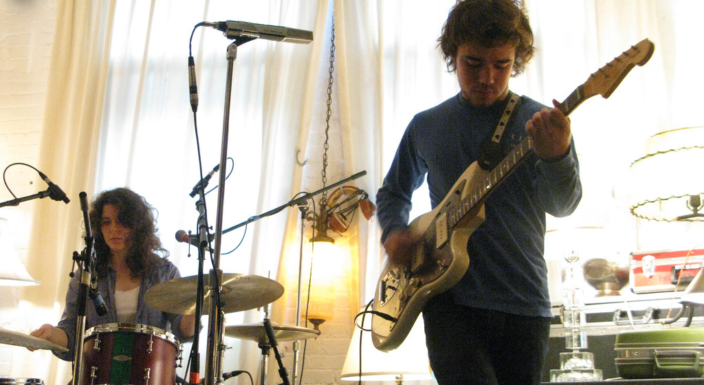 Micrófono sobre un escenario de música en vivo