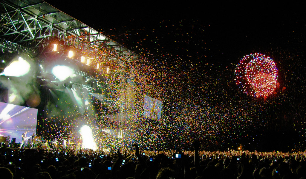 Escenario de un festival de música iluminado durante un concierto al aire libre