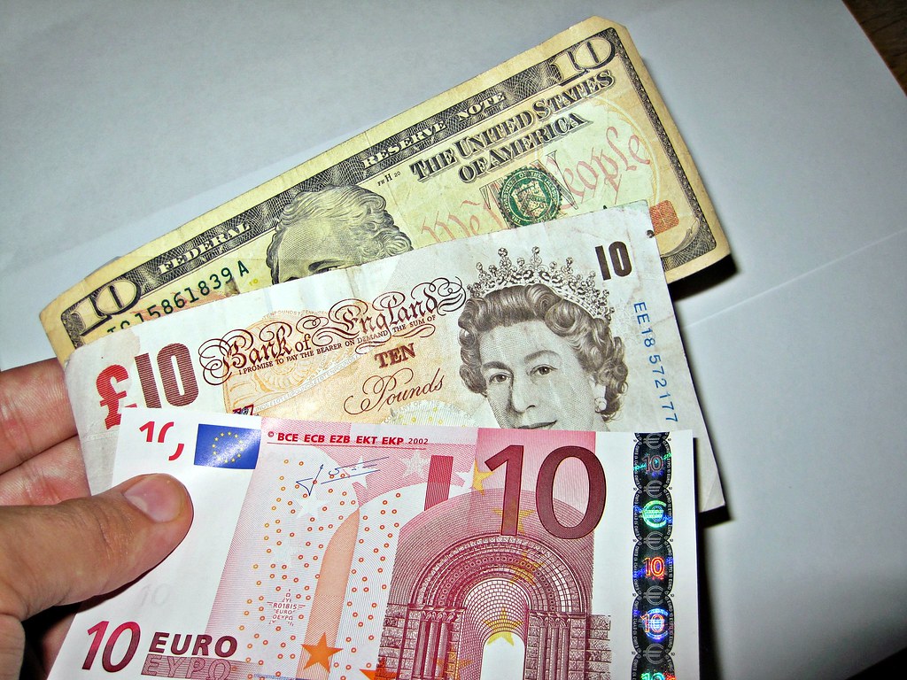Pizarra electronica de casa de cambio con el tipo de cambio peso dolar en Mexico