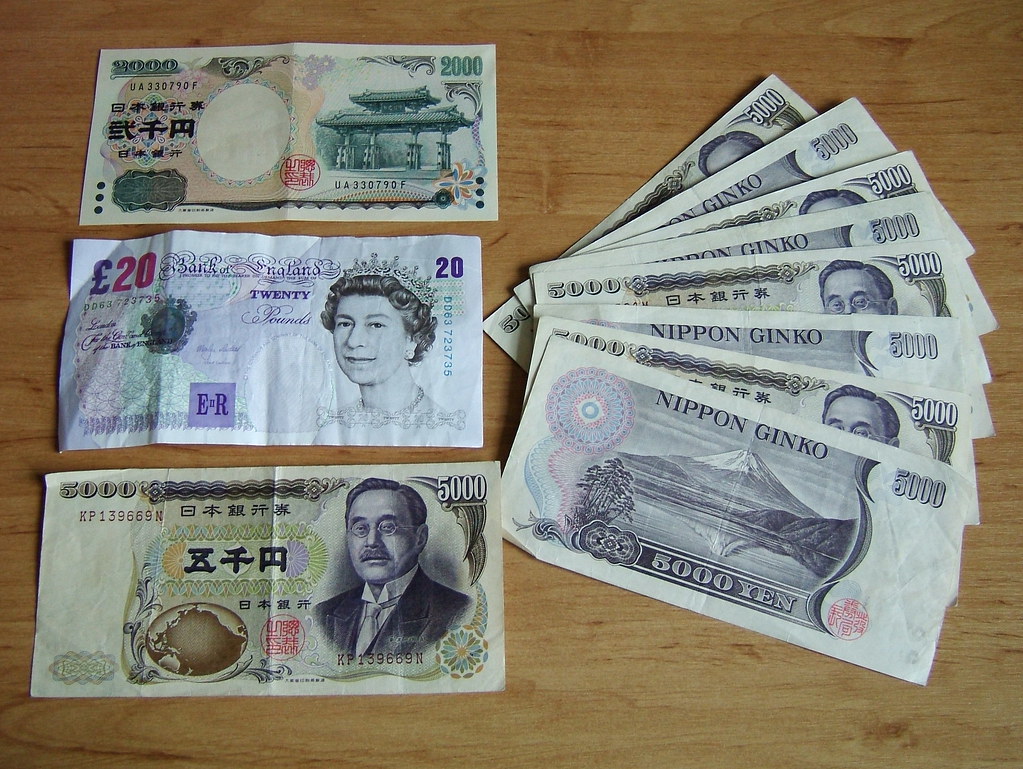Billetes de yen japonés sobre una mesa, moneda que cayó a su mínimo de 40 años frente al dólar
