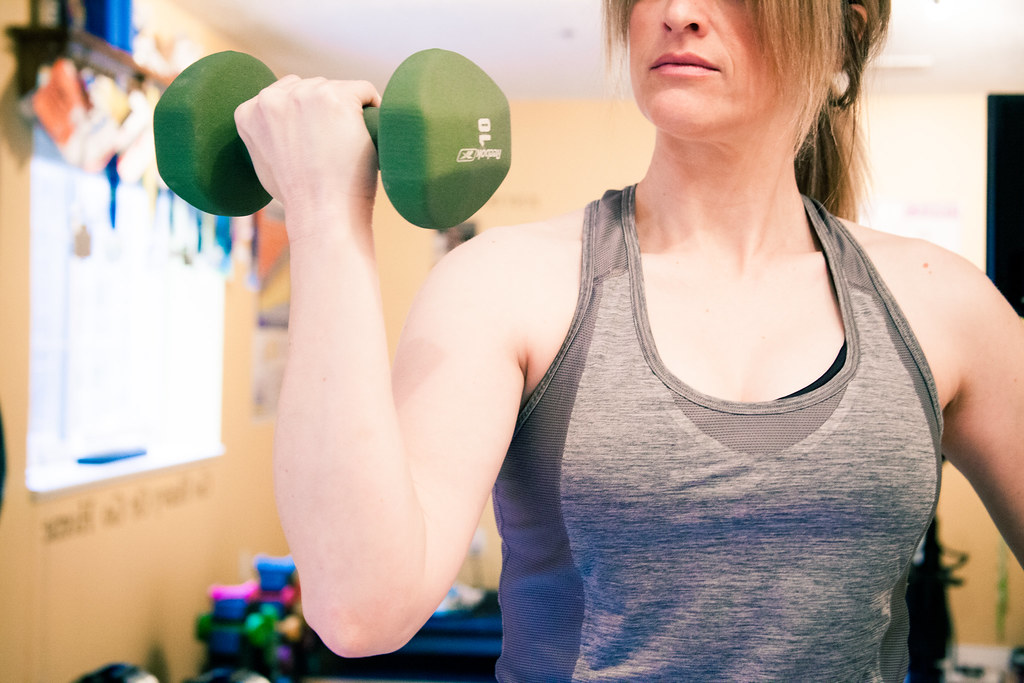 Persona entrenando con pesas en un gimnasio