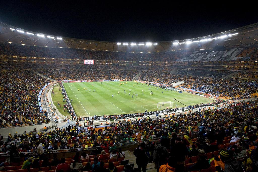 Estadio de futbol lleno durante un partido internacional