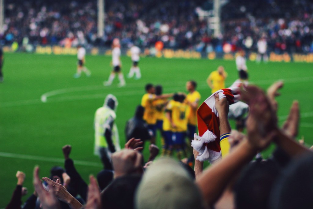 Jugadores de futbol celebrando un gol