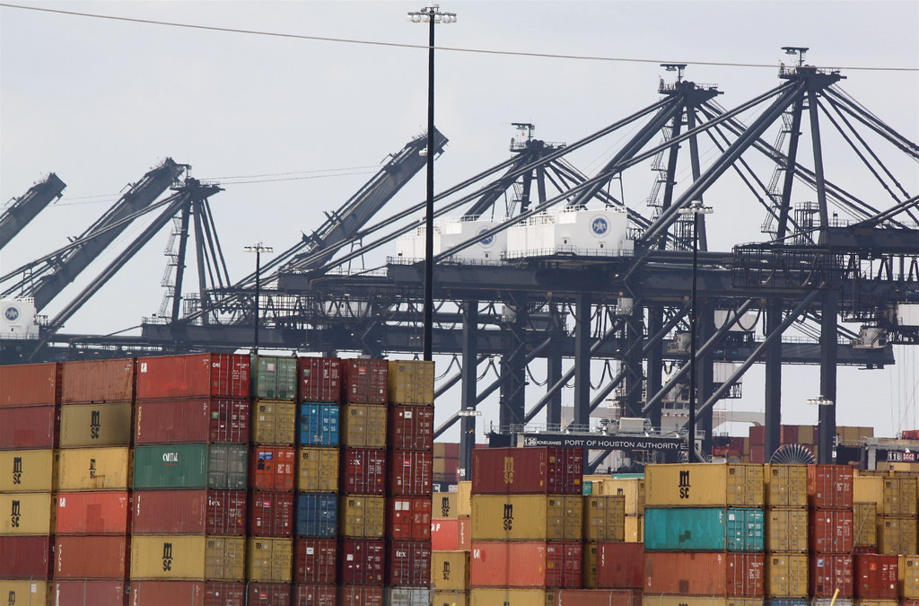 Contenedores de carga en una terminal portuaria, símbolo del comercio del T-MEC