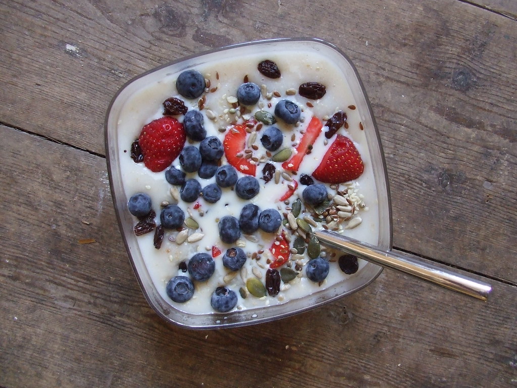 Bowl de avena con frutos rojos, arándanos y semillas