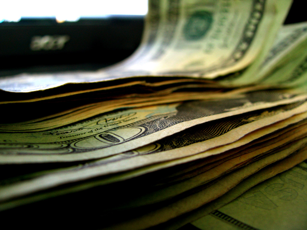 Billetes de dólar estadounidense en efectivo sobre una superficie