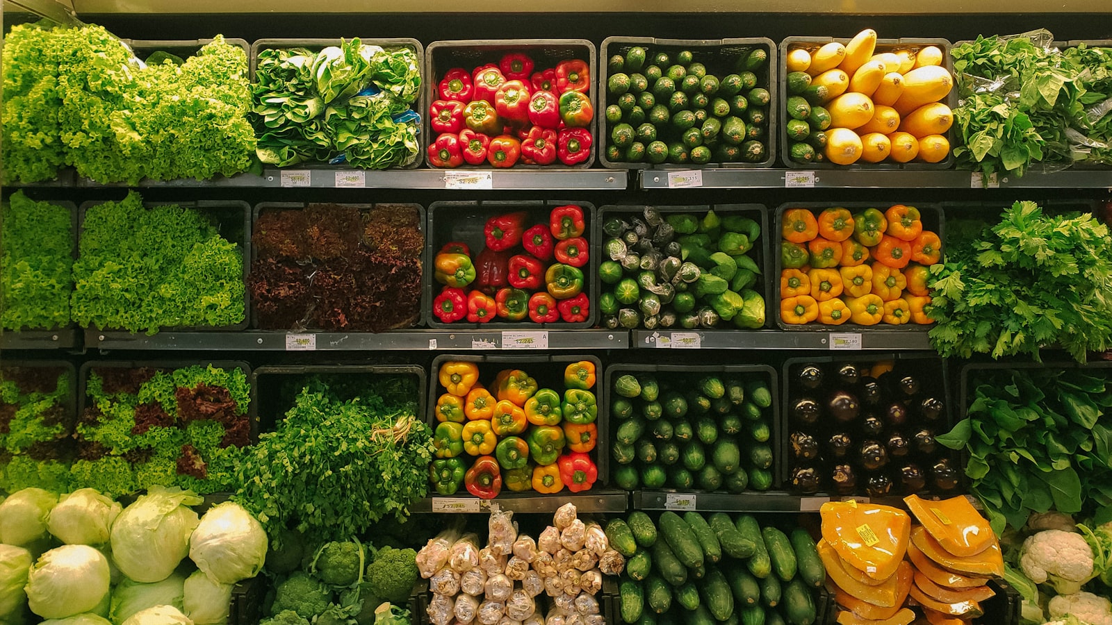 Puesto de frutas y verduras en un mercado mexicano, productos cuyos precios bajaron en junio de 2026