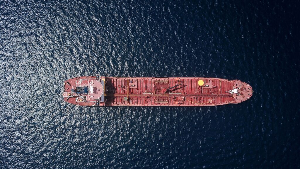 Buques petroleros cruzando el estrecho de Ormuz en medio de la crisis con Irán