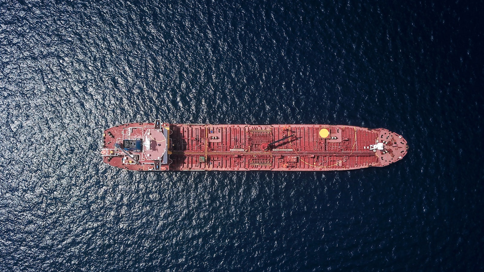 Buques petroleros cruzando el estrecho de Ormuz en medio de la crisis con Irán