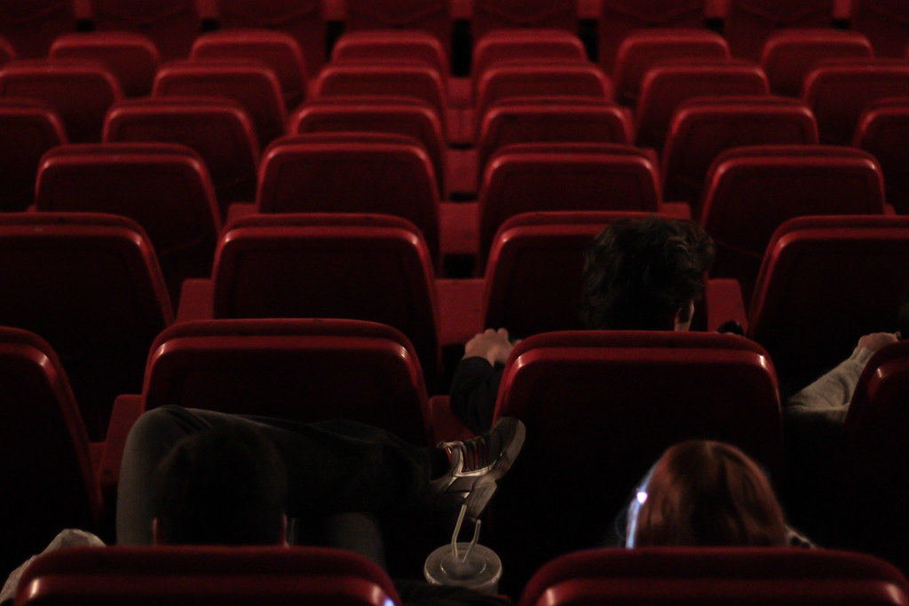 Butacas rojas vacias en una sala de cine