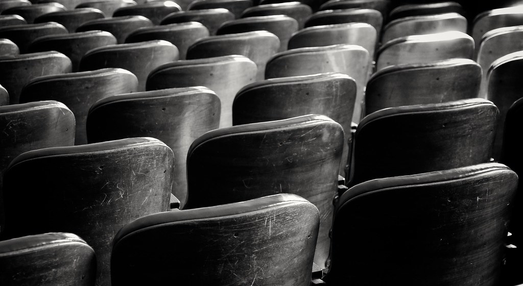 Interior de una sala de cine con pantalla y butacas