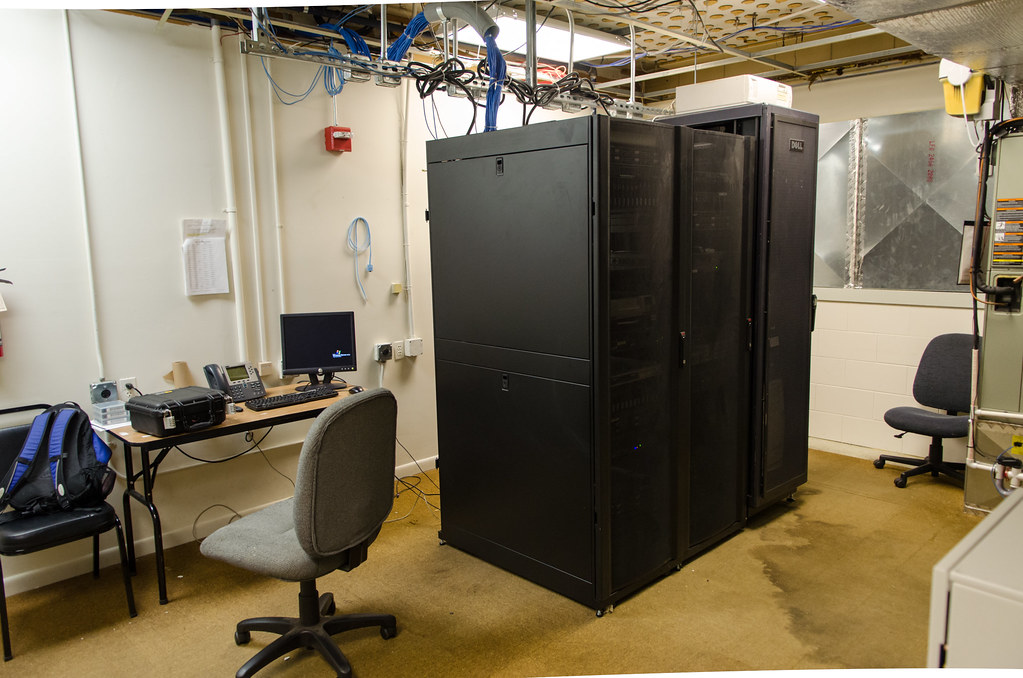 Racks de servidores en un centro de datos de inteligencia artificial