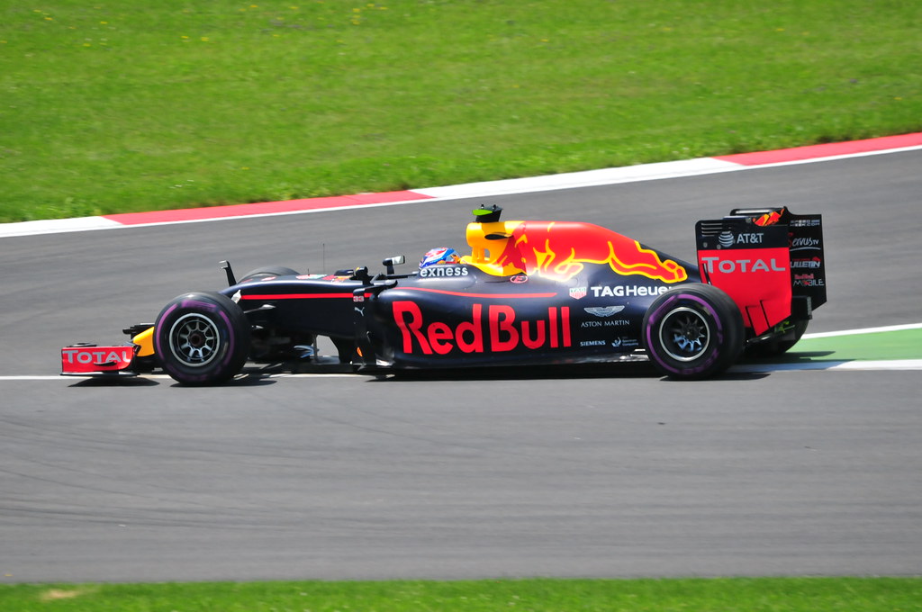 Monoplazas de Fórmula 1 en acción en el Red Bull Ring durante el Gran Premio de Austria