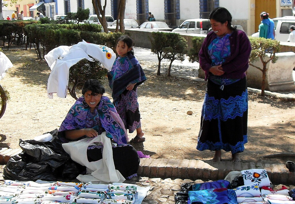 Mujeres indígenas en Chiapas sonriendo, beneficiarias potenciales de la Ley General de Derechos de los Pueblos Indígenas