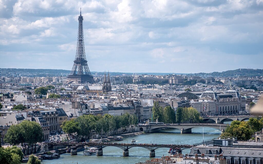 Vista de la Torre Eiffel y el cielo despejado sobre París bajo un sol abrasador