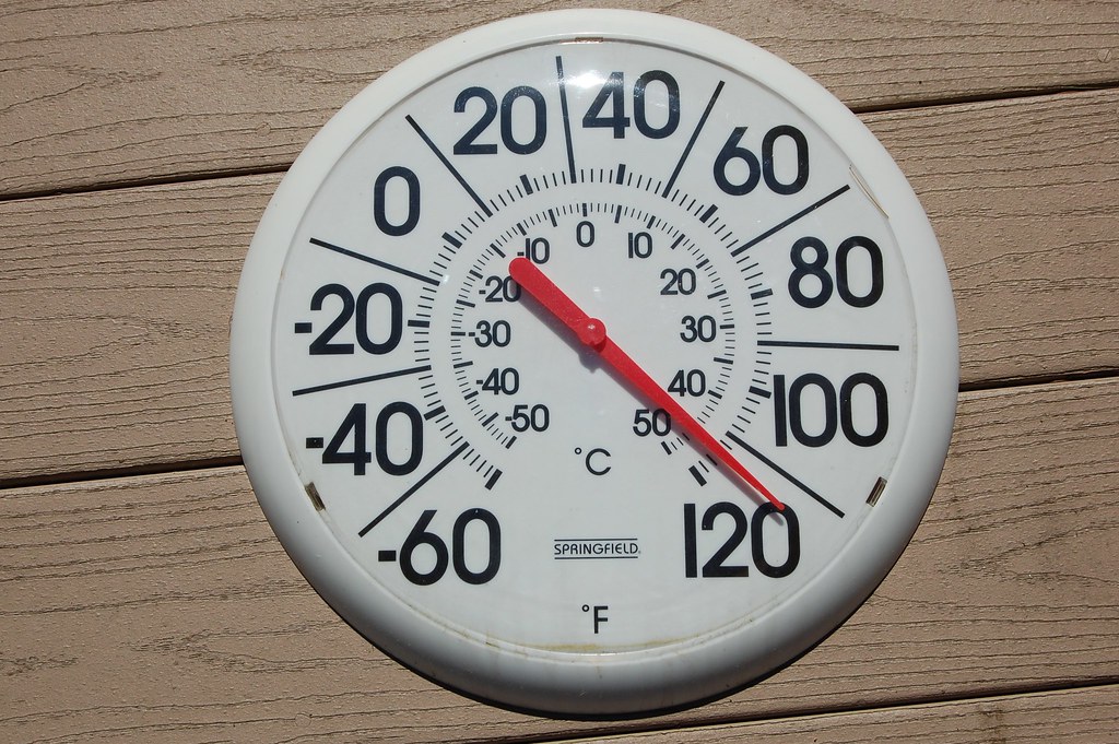 Termómetro mostrando una temperatura extrema durante una ola de calor