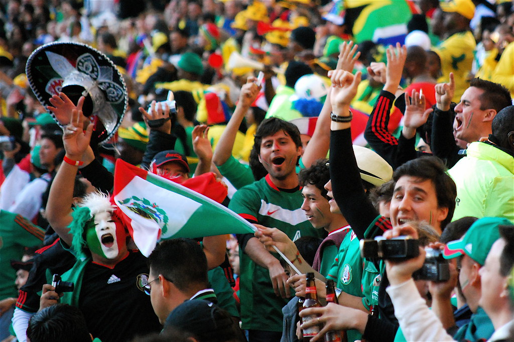 Afición de la selección mexicana celebrando en un estadio del Mundial