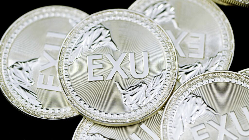Monedas de peso mexicano que representan el apoyo económico de la pensión