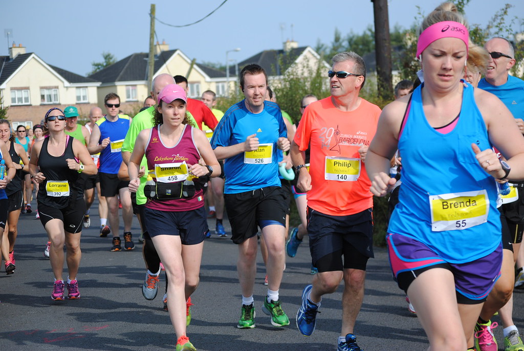 Grupo de personas corriendo al aire libre en una carrera popular