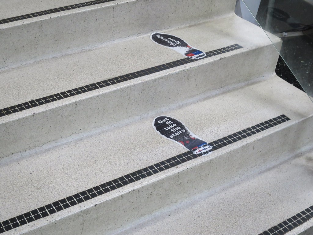 Escaleras con calcomanías que invitan a usarlas para mantenerse en forma