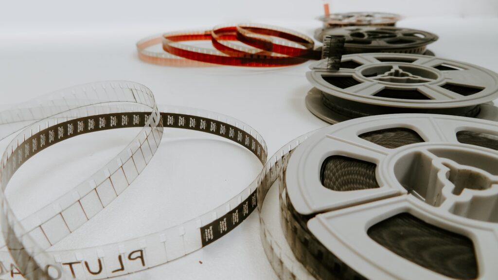 Pantalla de cine proyectando una película durante una función
