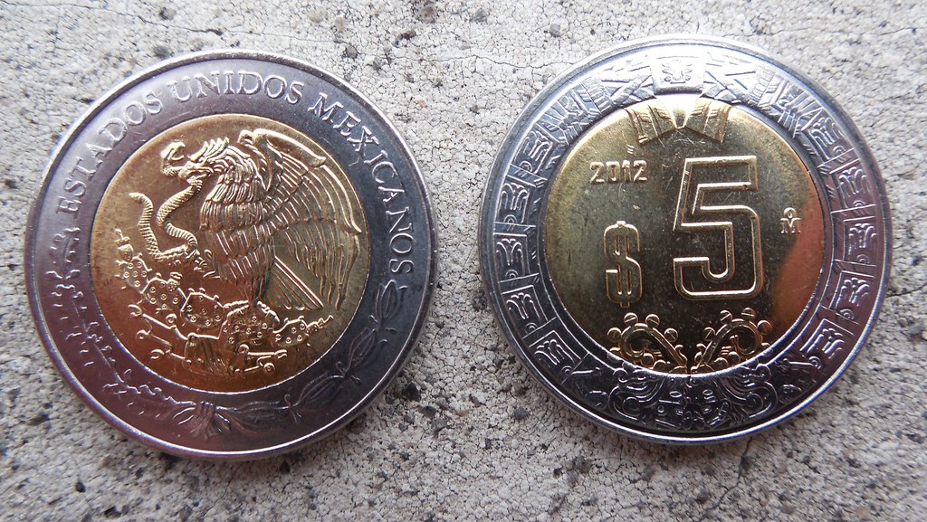Billetes y monedas de pesos mexicanos sobre una superficie, símbolo del superpeso 2026