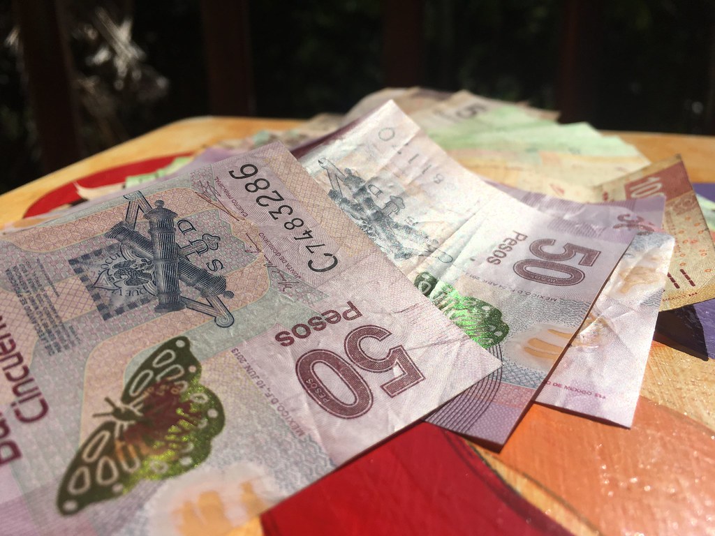 Billetes de pesos mexicanos que representan el poder de compra frente al dólar