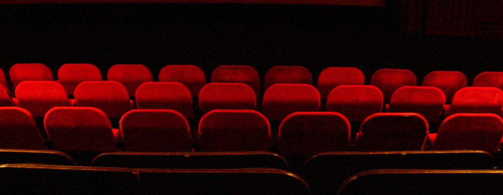 Butacas vacías de una sala de cine en penumbra