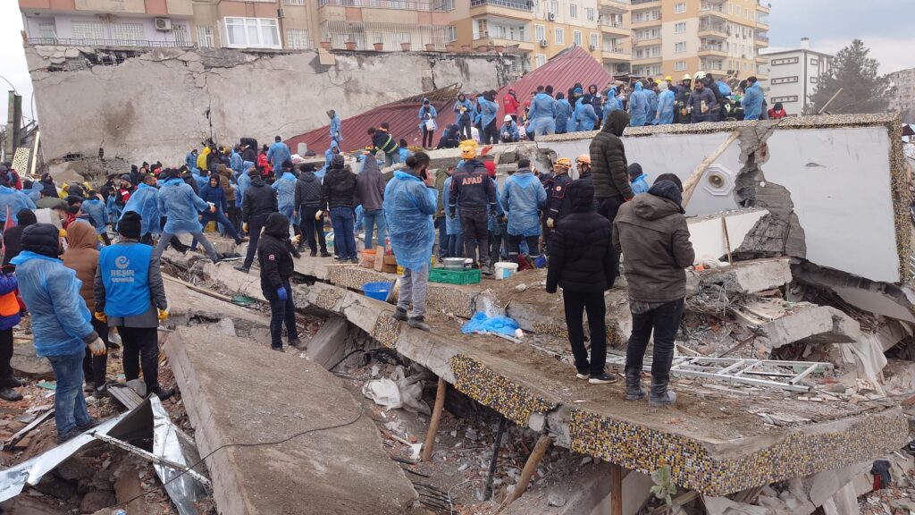 Edificios destruidos y escombros causados por un fuerte terremoto