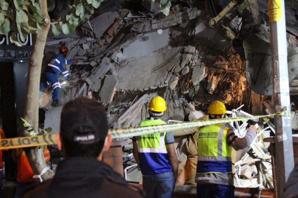 Equipos de rescate trabajan entre los escombros de un edificio colapsado tras un terremoto