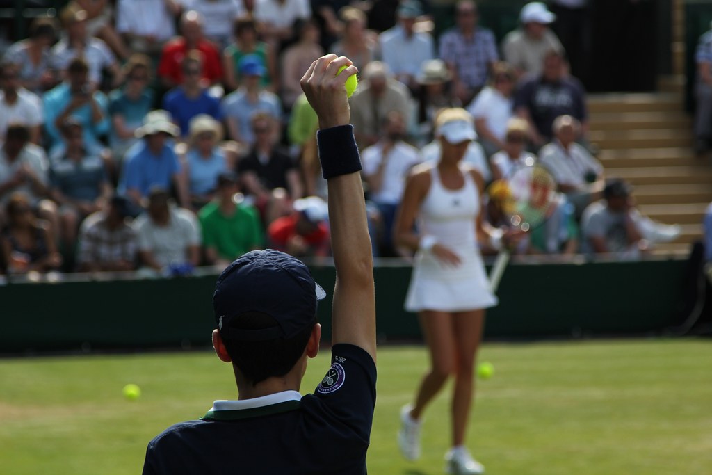 Cancha de césped de Wimbledon con jugadores en plena acción durante el torneo