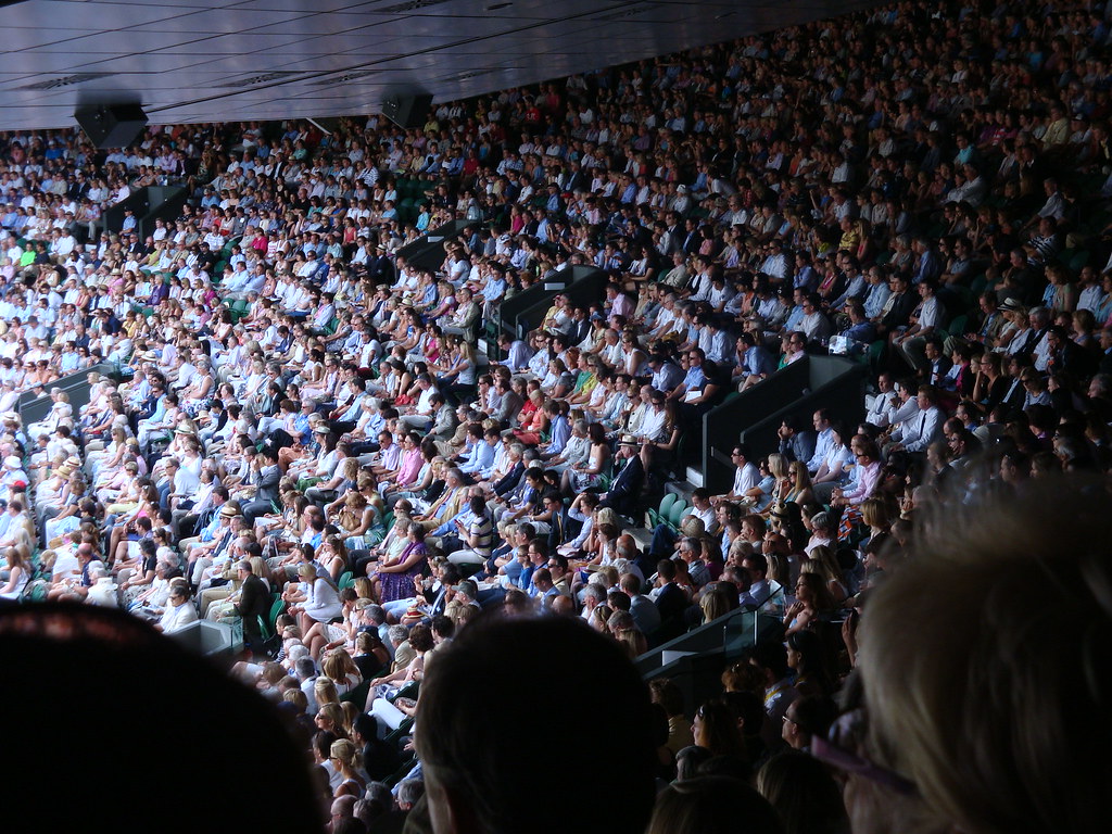 Aficionados llenando las gradas de la Centre Court de Wimbledon durante un partido