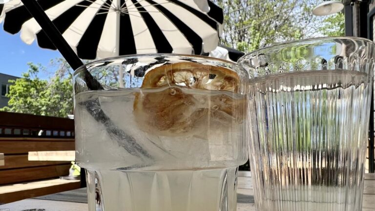 Agua con limón en ayunas: lo que de verdad dice la ciencia y los mitos que debes dejar de creer