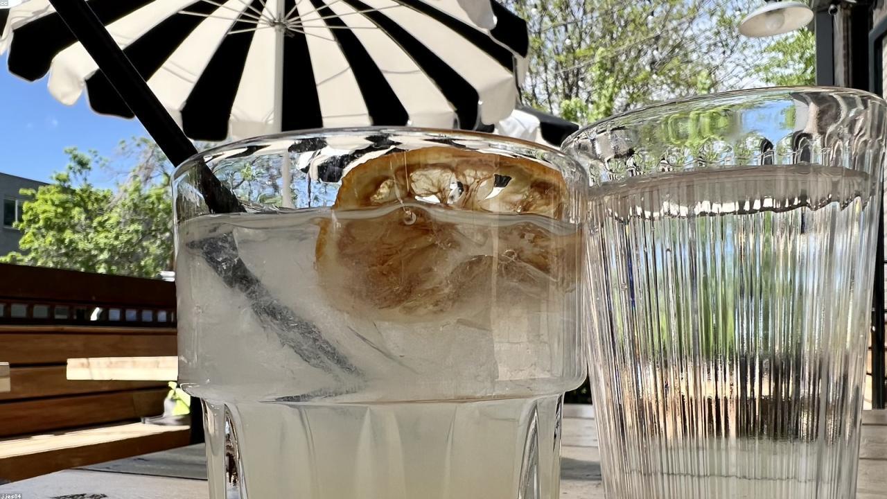 Vaso de agua con limón para tomar en ayunas