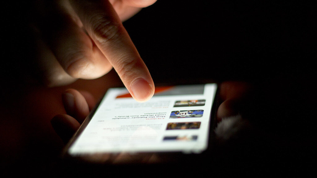 Persona usa un smartphone con funciones de inteligencia artificial