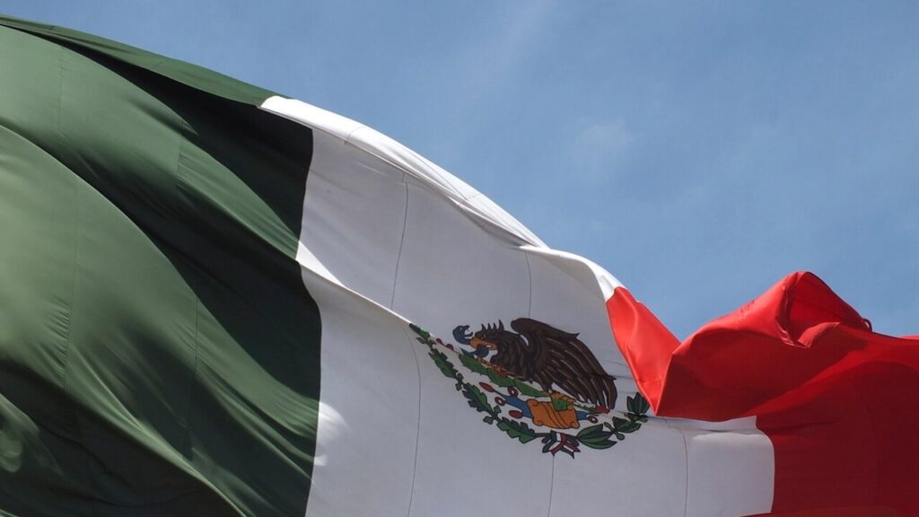 Bandera nacional de Mexico al viento