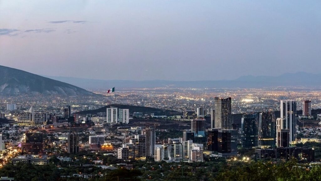 Vista panoramica de una ciudad mexicana al anochecer