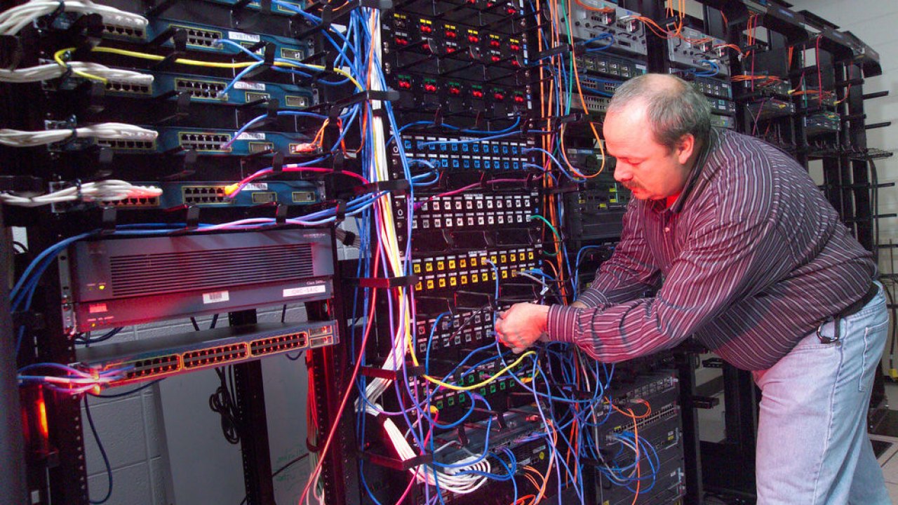 Técnico trabajando en un servidor de alto rendimiento