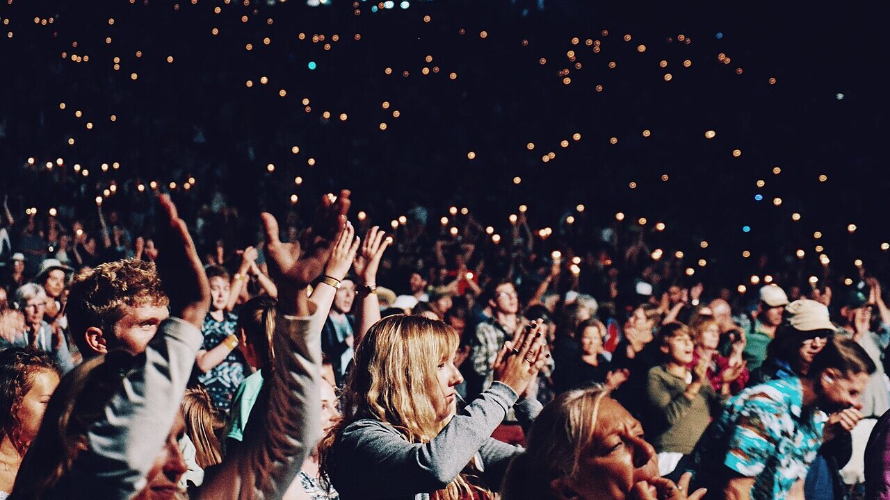 Público disfrutando un concierto multitudinario en la Ciudad de México