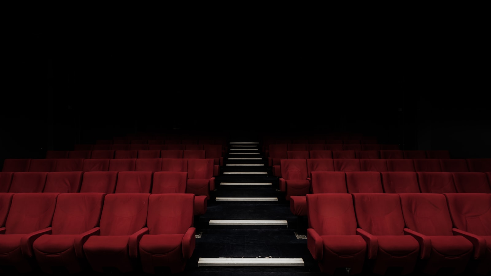 Butacas de una sala de cine listas para los estrenos del 18 de junio