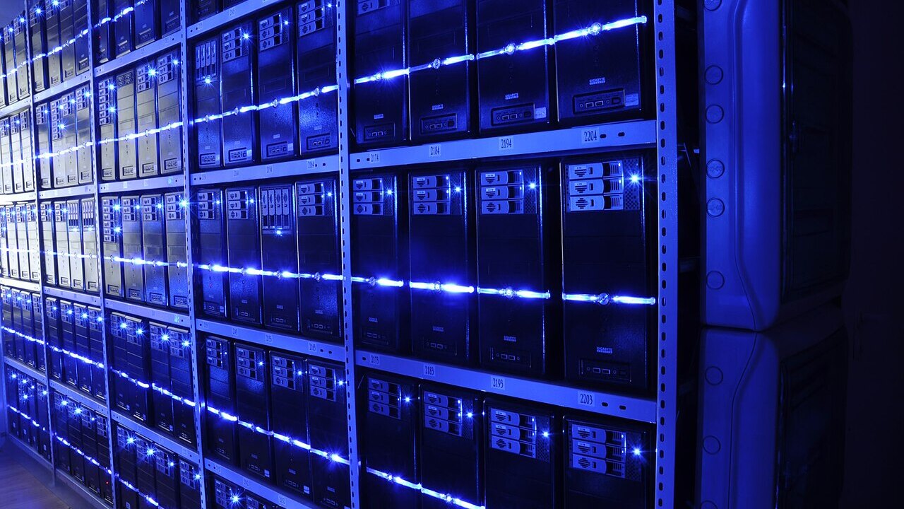 Centro de datos con servidores que entrenan modelos de inteligencia artificial