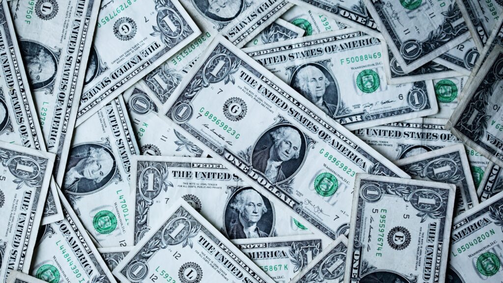 Dinero en efectivo que representa el gasto en gasolina de las familias