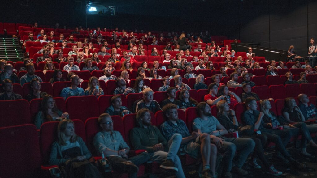 Sala de cine a oscuras durante la proyección de una película de terror